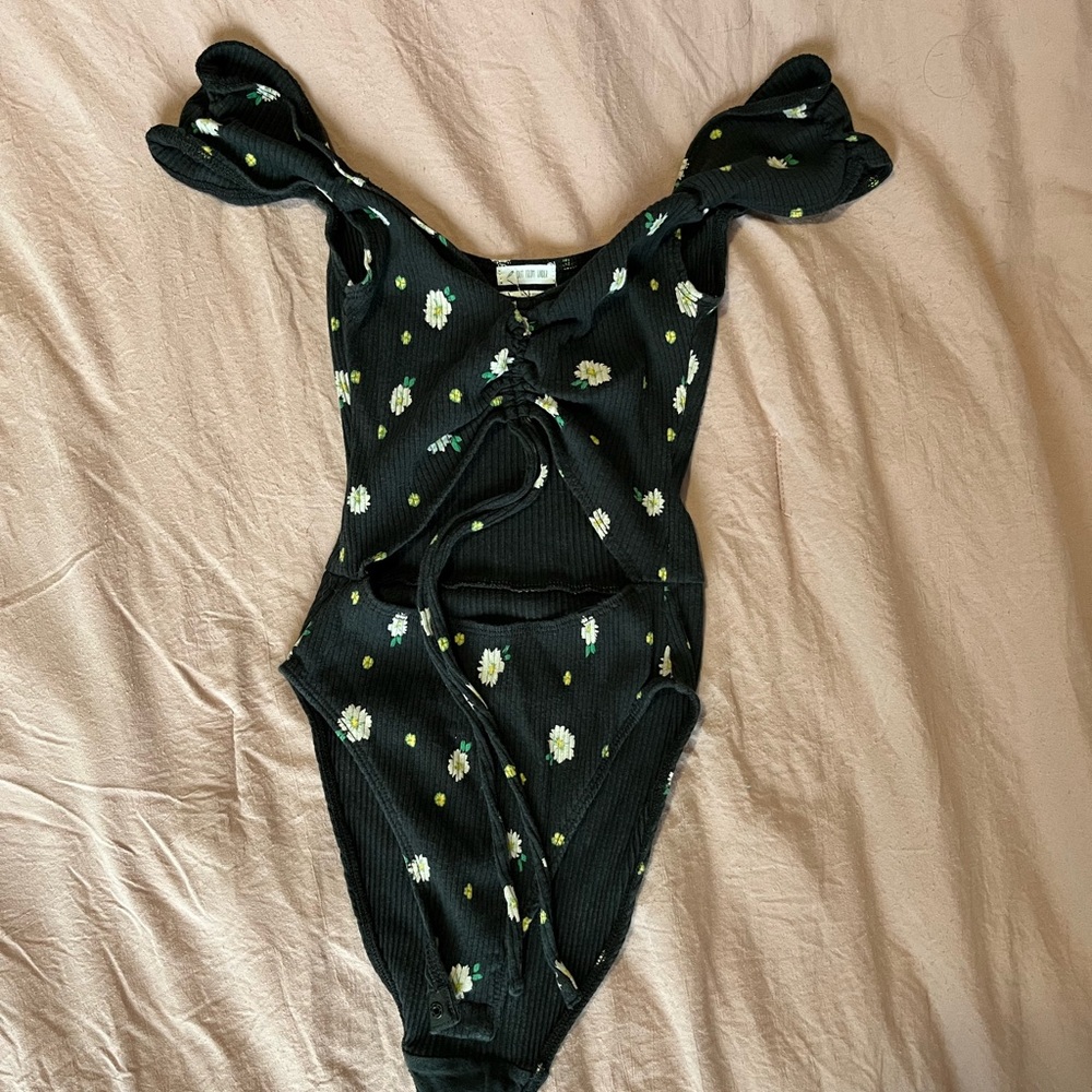Black ribbed bodysuit with daisy pattern